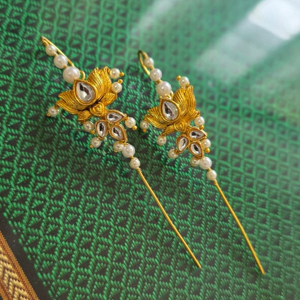 Decorative earpins with gold and pearl details 